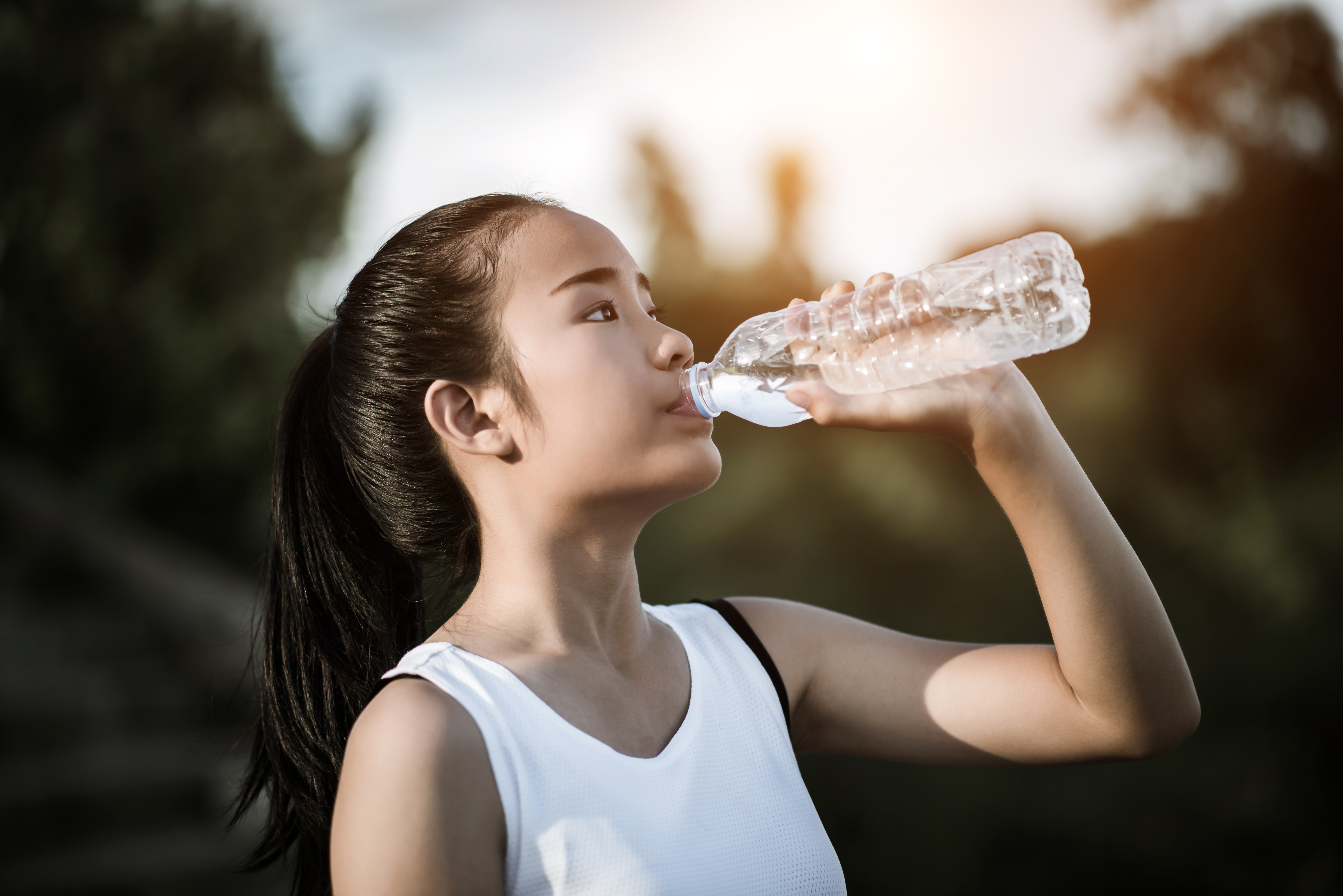 Очень хочется пить воду. Девочка пьет воду. Девушка со стаканом воды. Питье воды. Девушка с питьевой водой.